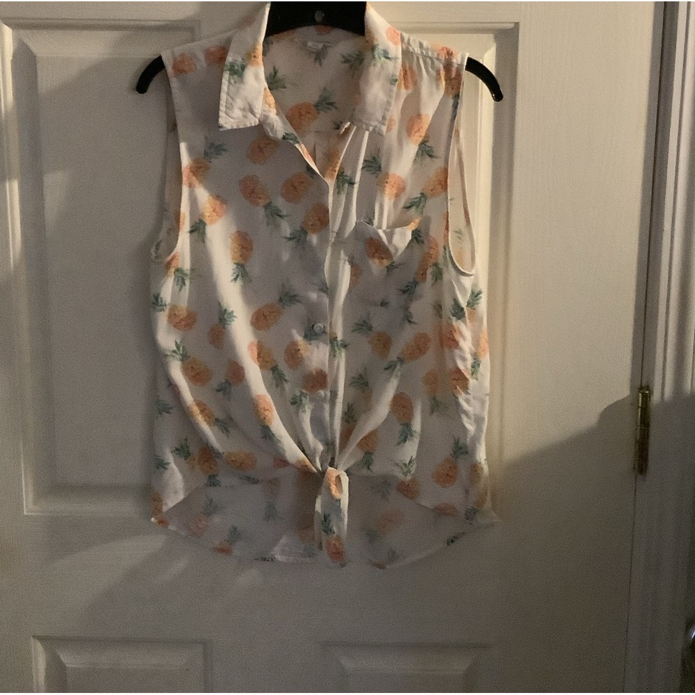 Beachlunchlounge Collection Brand sleeveless top, pineapple print, size L.
